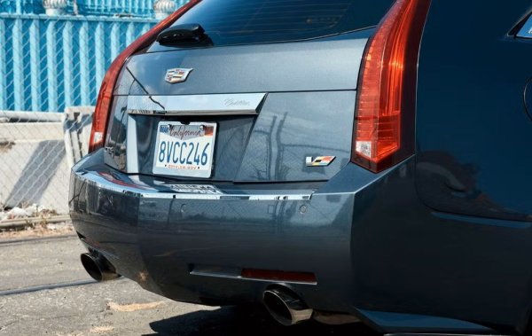 Собственикът й е добавил преден сплитър Black Moon, който отдалеч събира любопитни минувачи. Колата е доста рядка - успял е да я купи с чист късмет от един дилър в Тексас, където преди това е била забравена в склада заради грешка в документацията, обявила я като далеч по-масовия седан. 
